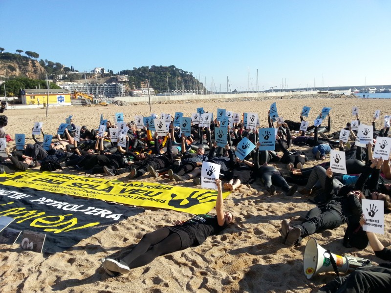 Ecologistes i nedadors es manifesten conjuntament contra les prospeccions marines a la costa catalana