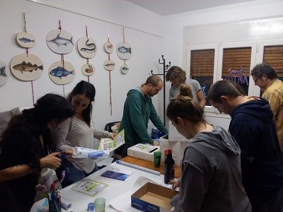 L’Associació de Naturalistes de Girona (ANG) amb la col·laboració de l’Associació Bitxacs de la UdG potenciem la campanya de recollida de materials d'escriptura.