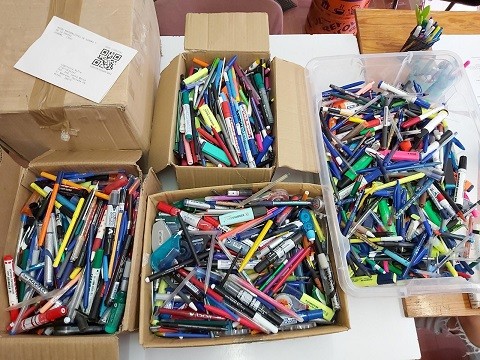 Els Naturalistes de Girona ja fem el primer enviament del material d’escriptura a TerraCycle
